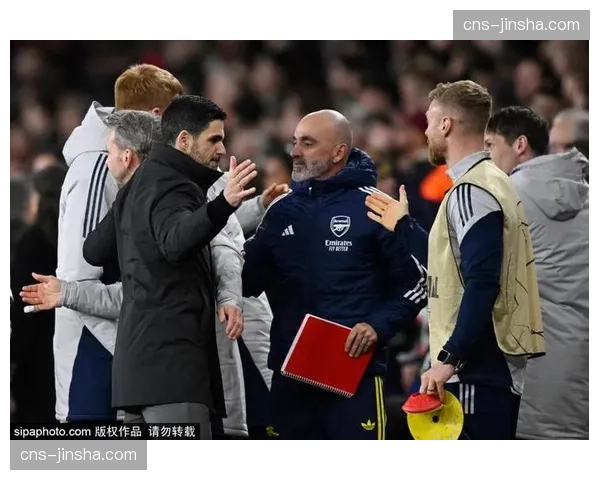 场边花絮:瓜迪奥拉与阿尔特塔赛前拥抱,师徒对决温情瞬间